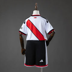 Conjunto infantil River Plate primera equipación 26/27 espalda blanca con la banda roja - vista trasera