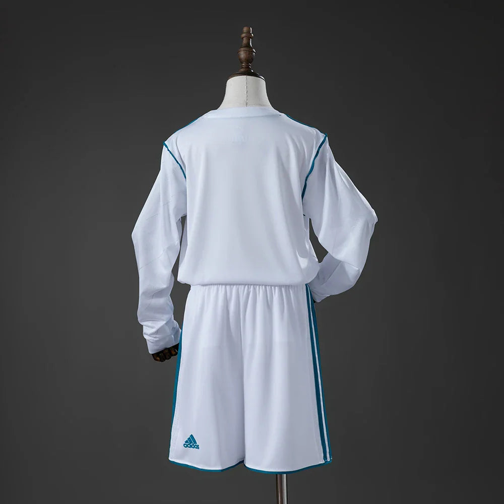 Conjunto infantil de manga larga del Real Madrid primera equipación 17/18 con la espalda lisa - vista trasera