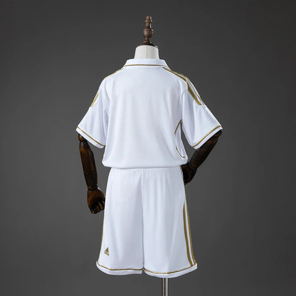 Conjunto infantil del Real Madrid primera equipación 11/12 con la espalda lisa - vista trasera