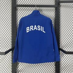 Chaqueta cortavientos retro de Brasil azul con el país rotulado - vista trasera