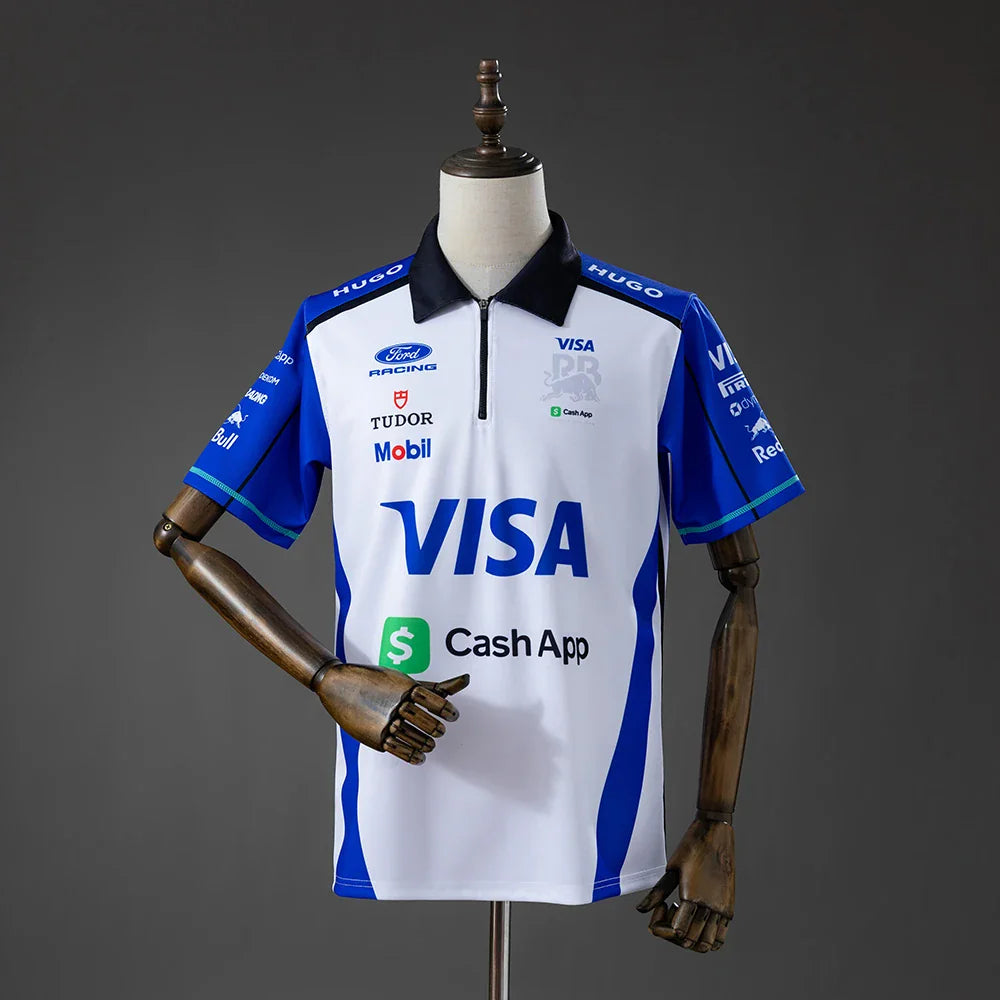 Polo blanco de la escudería Racing Bulls 2026 con cuello azul marino - vista frontal