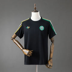 Camiseta de viaje del Celtic 26/27 en negro con franjas verdes y amarillas - vista frontal
