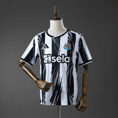 Camiseta del Newcastle United primera equipación 26/27 a rayas blancas y negras - vista frontal