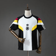 Camiseta casual blanca de Alemania con mangas negras - vista frontal