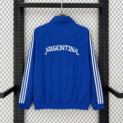 Chaqueta cortavientos de Argentina azul con el país rotulado - vista trasera