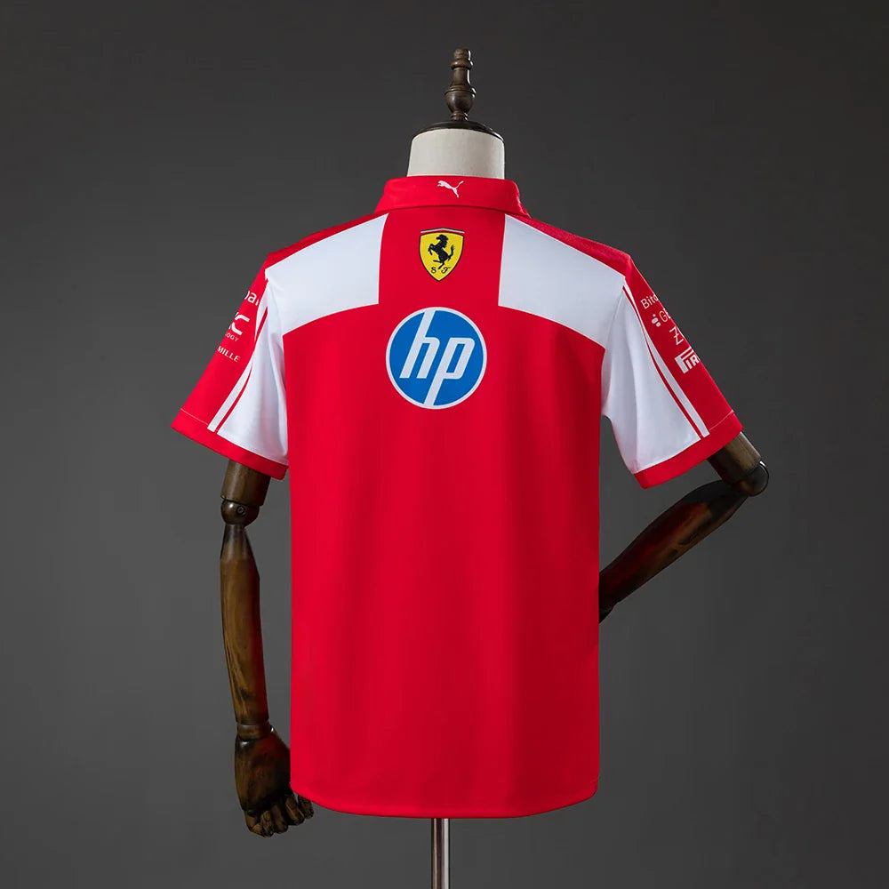 Polo del equipo Ferrari de Fórmula 1 2026 con bloque impreso en la espalda - vista trasera