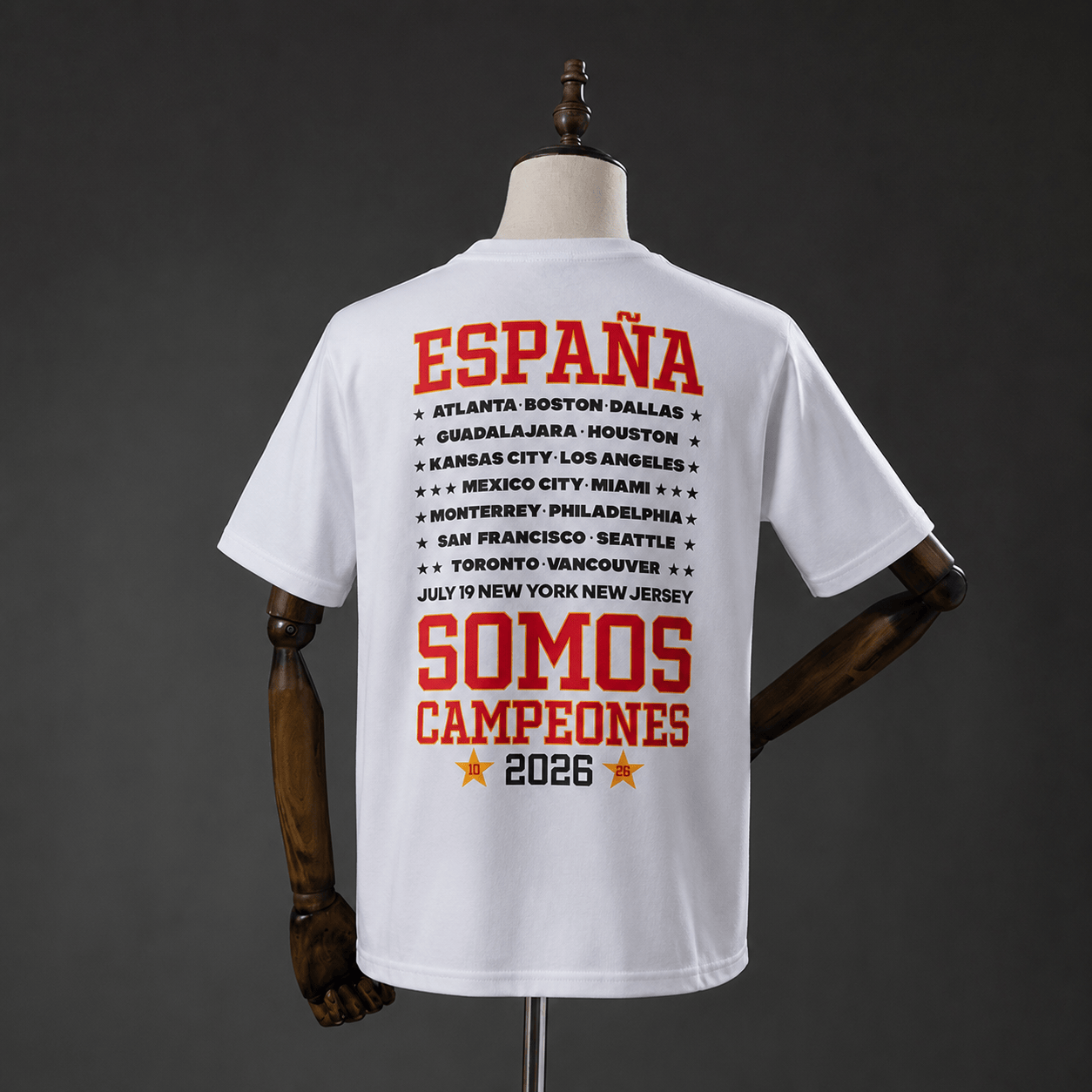 Camiseta España Somos Campeones 2026 blanca - vista trasera con las ciudades del Mundial