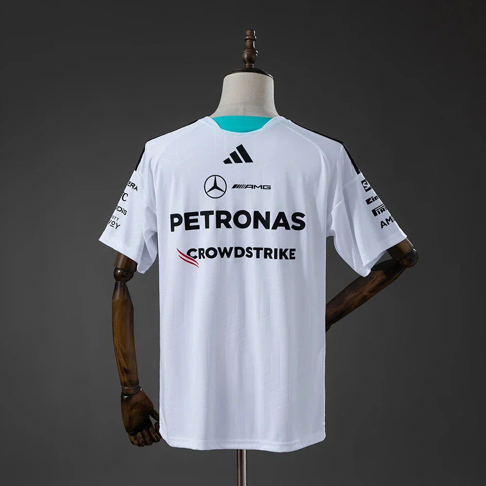 Camiseta blanca de la escudería Mercedes AMG de Fórmula 1 2026 con estampación en la espalda - vista trasera