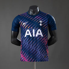 Camiseta Tottenham segunda equipación 26/27 versión jugador azul marino con trazos rosas - vista frontal