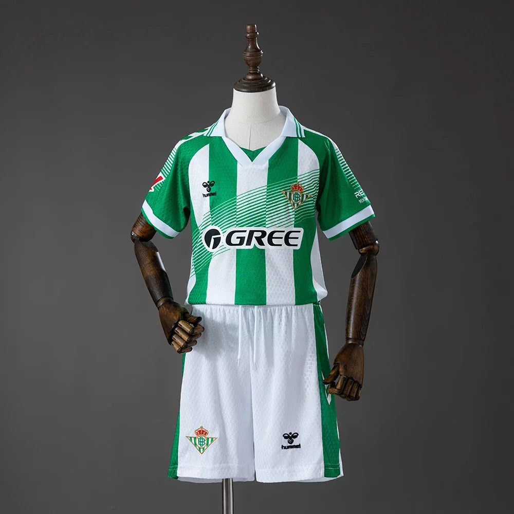 Conjunto infantil Real Betis primera equipación 26/27 a rayas verdes y blancas - vista frontal