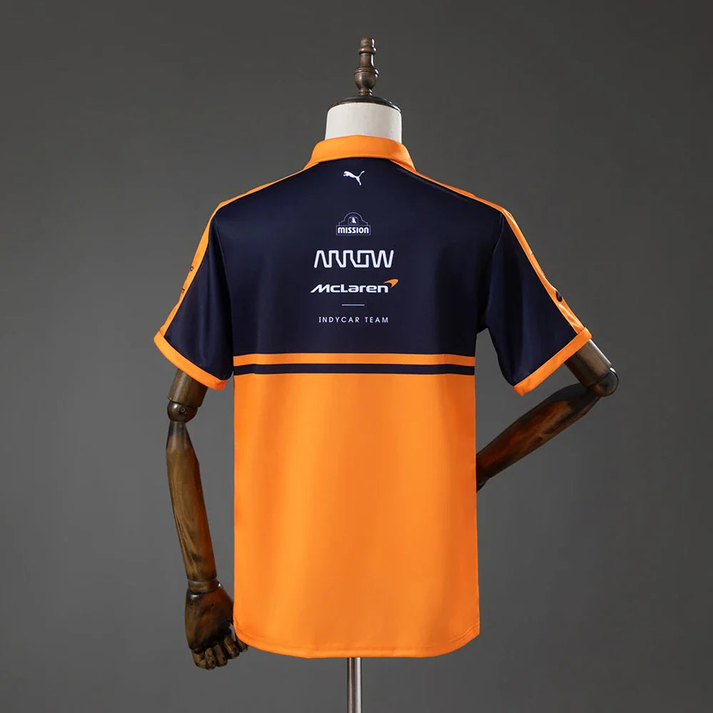 Polo del equipo McLaren de IndyCar 2026 con el nombre del equipo en la espalda - vista trasera