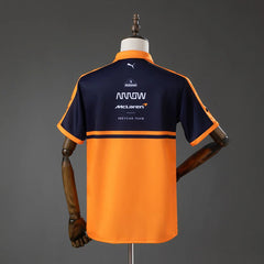 Polo del equipo McLaren de IndyCar 2026 con el nombre del equipo en la espalda - vista trasera