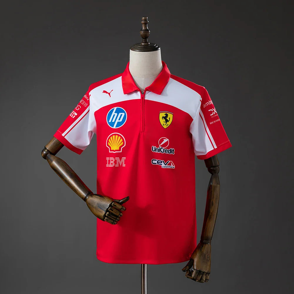 Polo del equipo Ferrari de Fórmula 1 2026 en rojo y blanco - vista frontal