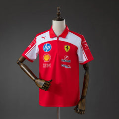 Polo del equipo Ferrari de Fórmula 1 2026 en rojo y blanco - vista frontal