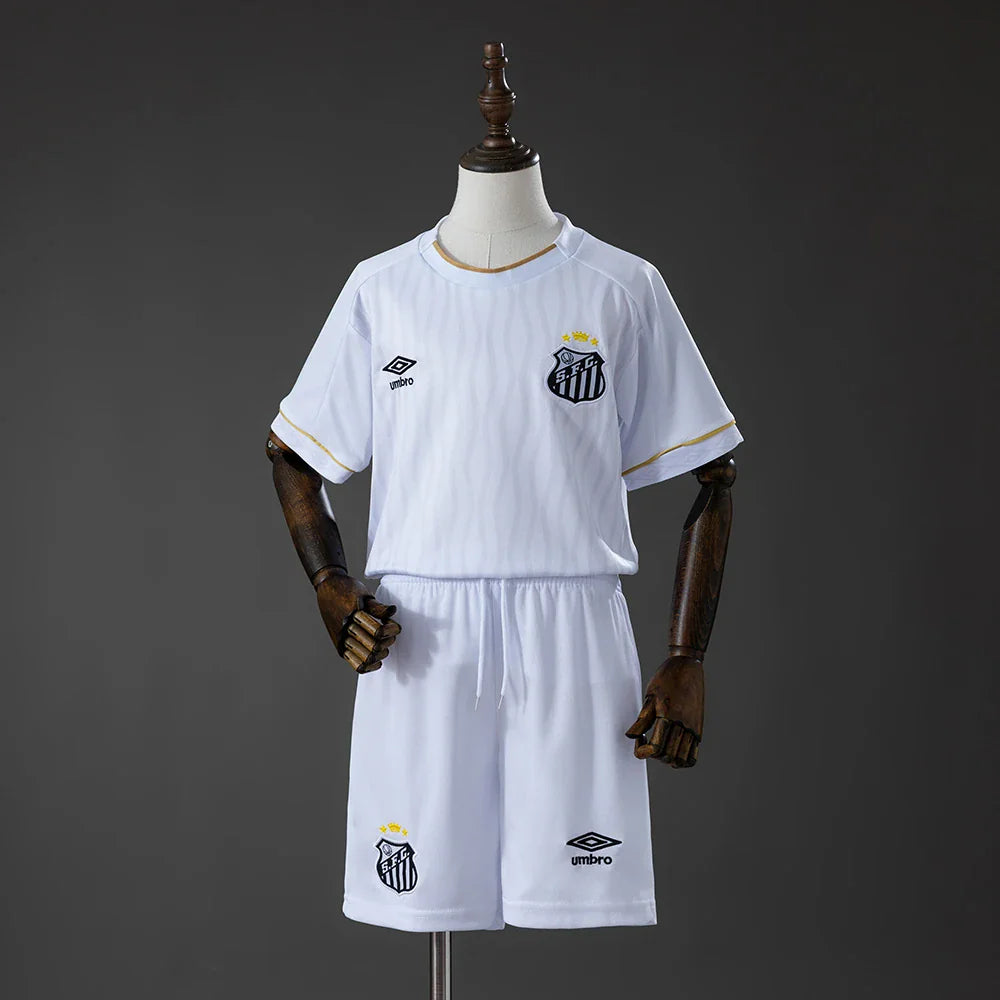 Conjunto infantil Santos primera equipación 26/27 blanco con escudo bordado - vista frontal