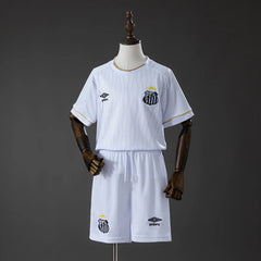 Conjunto infantil Santos primera equipación 26/27 blanco con escudo bordado - vista frontal