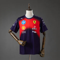 Camiseta conmemorativa de la escudería Ferrari 2026 en degradado azul y rojo - vista frontal