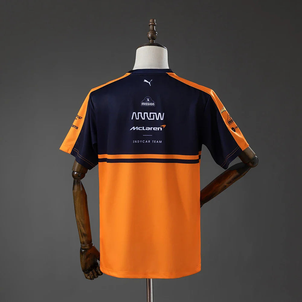 Camiseta del equipo McLaren de IndyCar 2026 con el nombre del equipo en la espalda - vista trasera