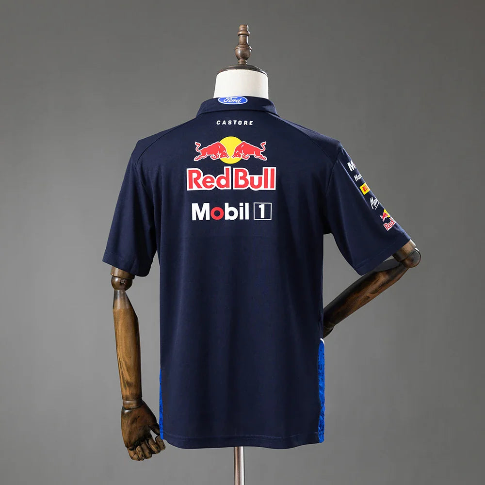Polo de la escudería Red Bull Racing 2026 con el emblema grande en la espalda - vista trasera
