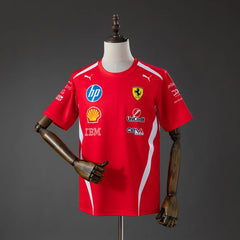 Camiseta roja de la escudería Ferrari 2026 con paneles blancos - vista frontal