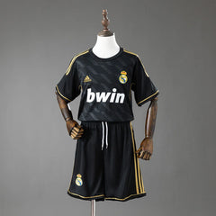 Conjunto infantil del Real Madrid segunda equipación 11/12 negro y dorado - vista frontal