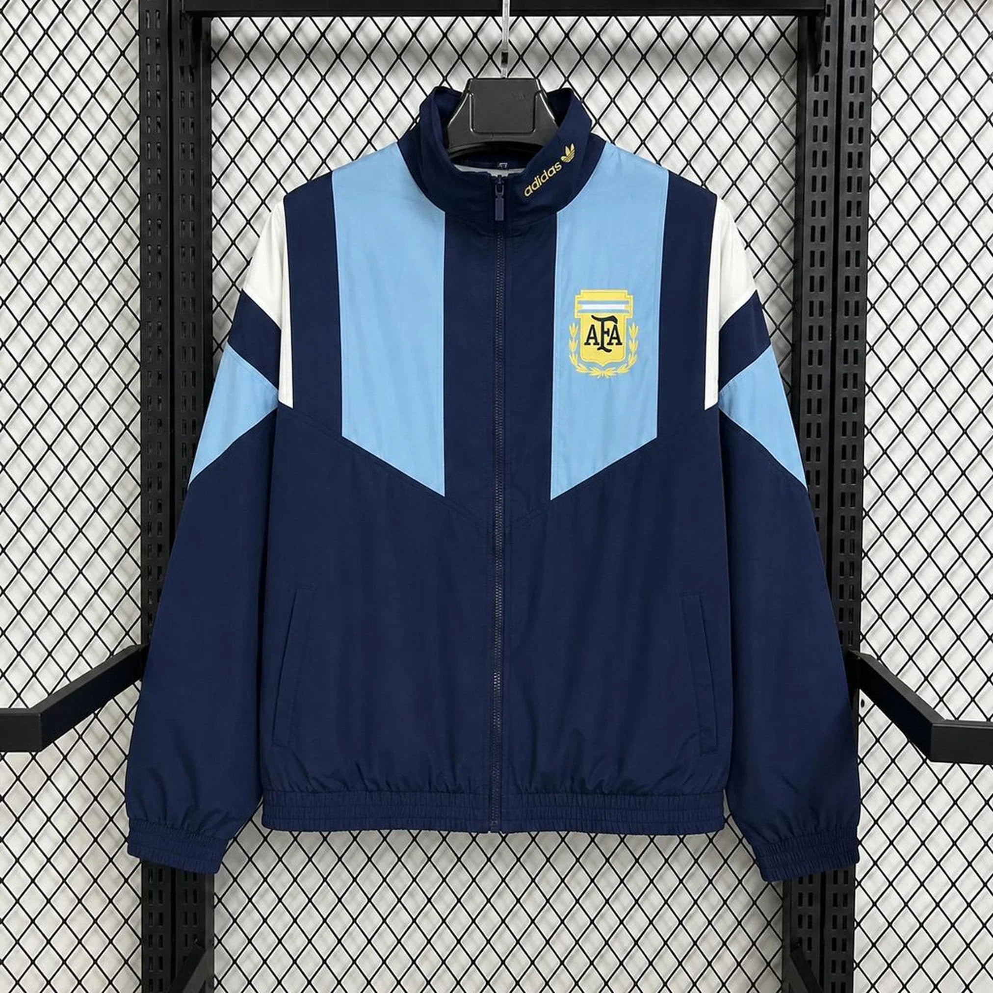 Chaqueta cortavientos de Argentina azul marino y celeste - vista frontal