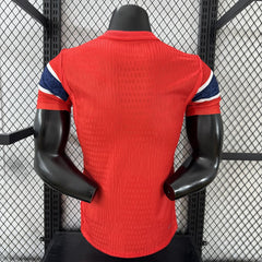Camiseta de Noruega Mundial 2026 versión jugador en rojo - vista trasera lisa