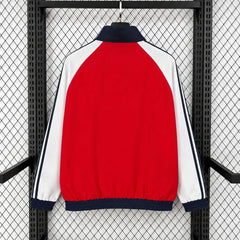 Chaqueta cortavientos del Arsenal roja con mangas blancas - vista trasera