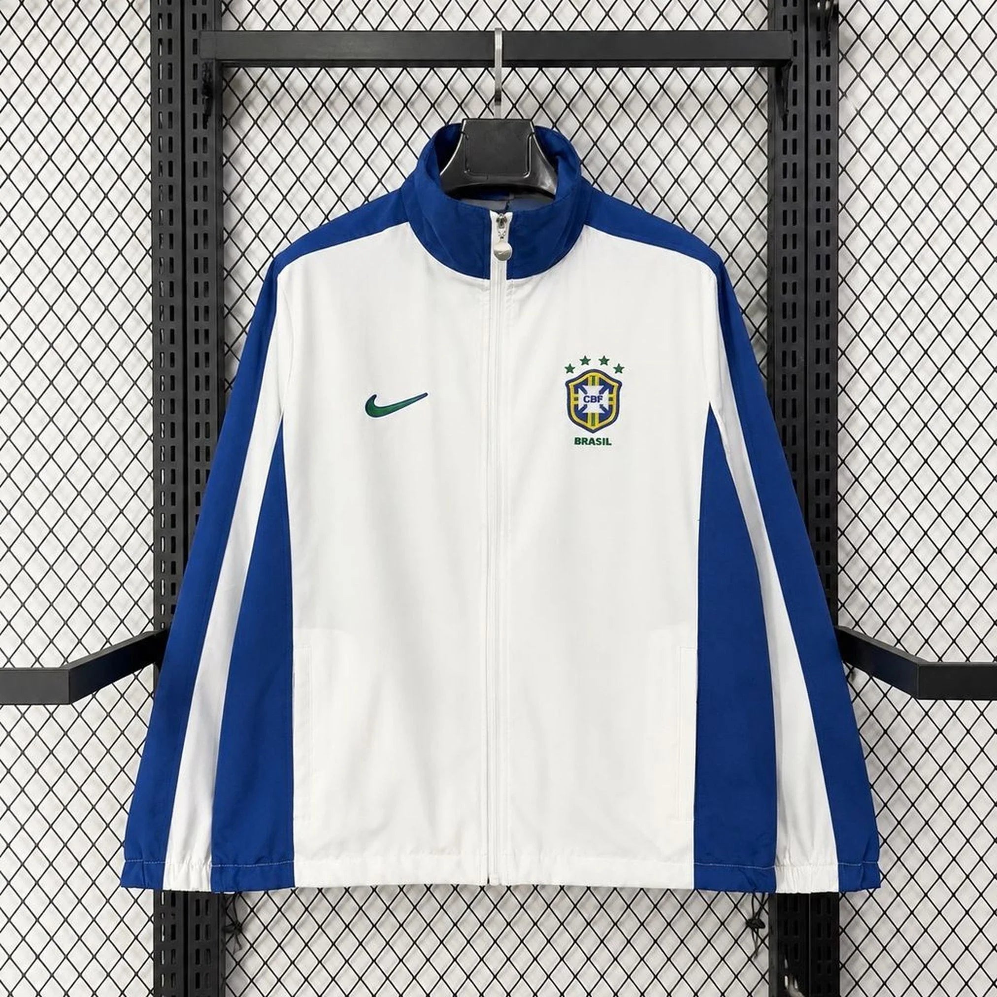 Chaqueta cortavientos retro de Brasil blanca y azul - vista frontal