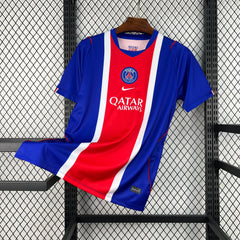 Camiseta del Paris Saint-Germain 2026/27 en azul con franja roja - vista frontal