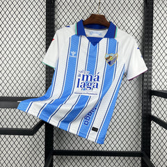 Camiseta del Málaga 2026/27 primera equipación blanca con rayas azules - vista frontal