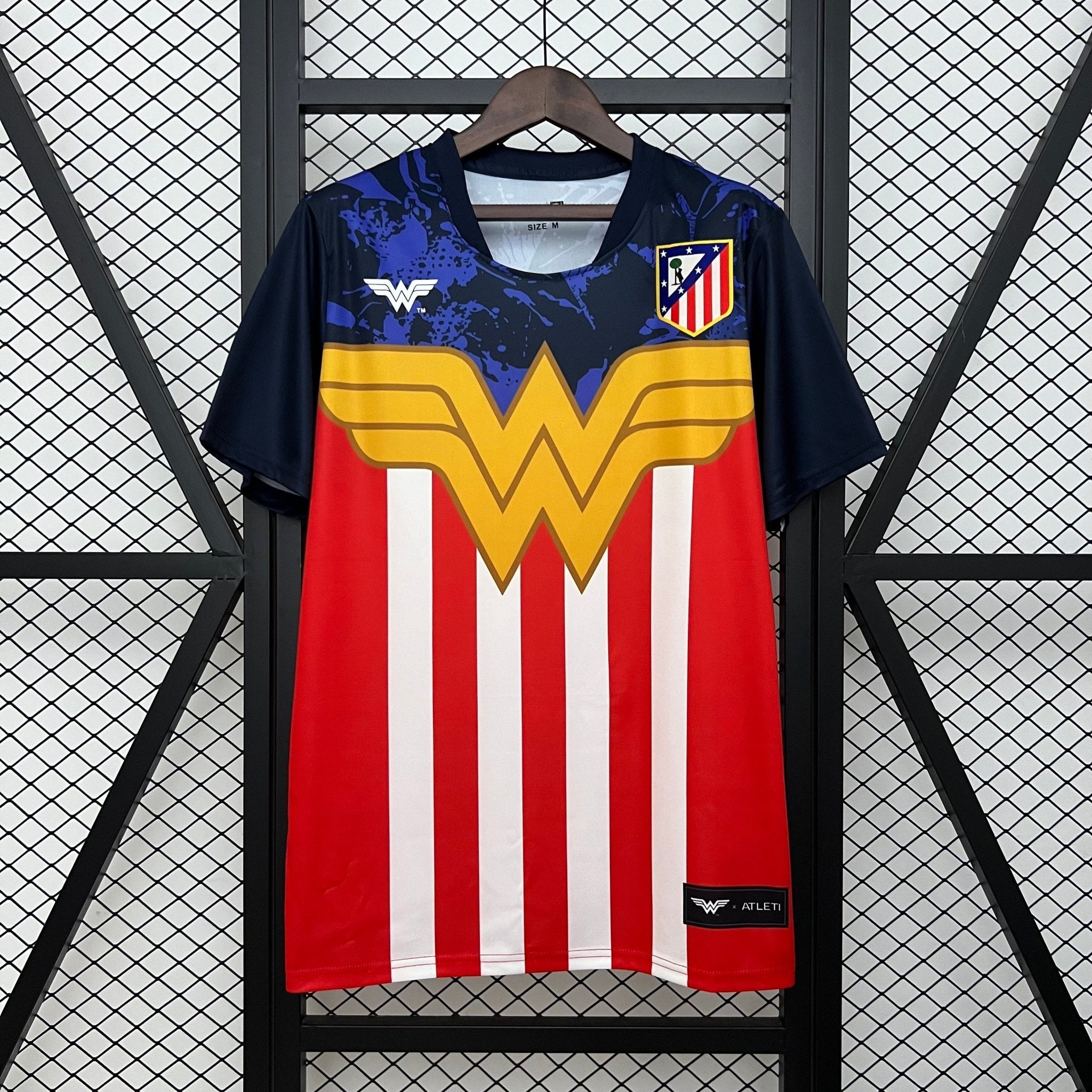 ATLETICO DE MADRID EQUIPACIÓN ESPECIAL MUJER MARAVILLA 25/26 HOMBRE - Bota de Oro Tienda
