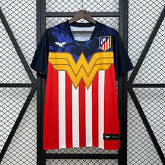 ATLETICO DE MADRID EQUIPACIÓN ESPECIAL MUJER MARAVILLA 25/26 HOMBRE - Bota de Oro Tienda
