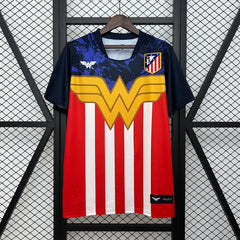 ATLETICO DE MADRID EQUIPACIÓN ESPECIAL MUJER MARAVILLA 25/26 HOMBRE - Bota de Oro Tienda