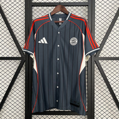 CAMISETA BAYERN MUNICH BASEBALL 25/26 HOMBRE - Bota de Oro Tienda