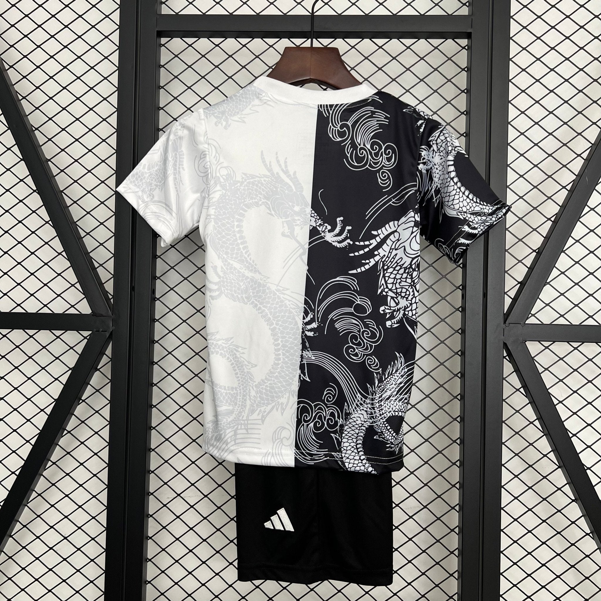 REAL MADRID EQUIPACIÓN EDICION ESPECIAL I 25/26 NIÑOS - Bota de Oro Tienda