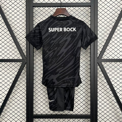 SPORTING LISBOA EQUIPACIÓN PORTERO 25/26 NIÑOS - Bota de Oro Tienda