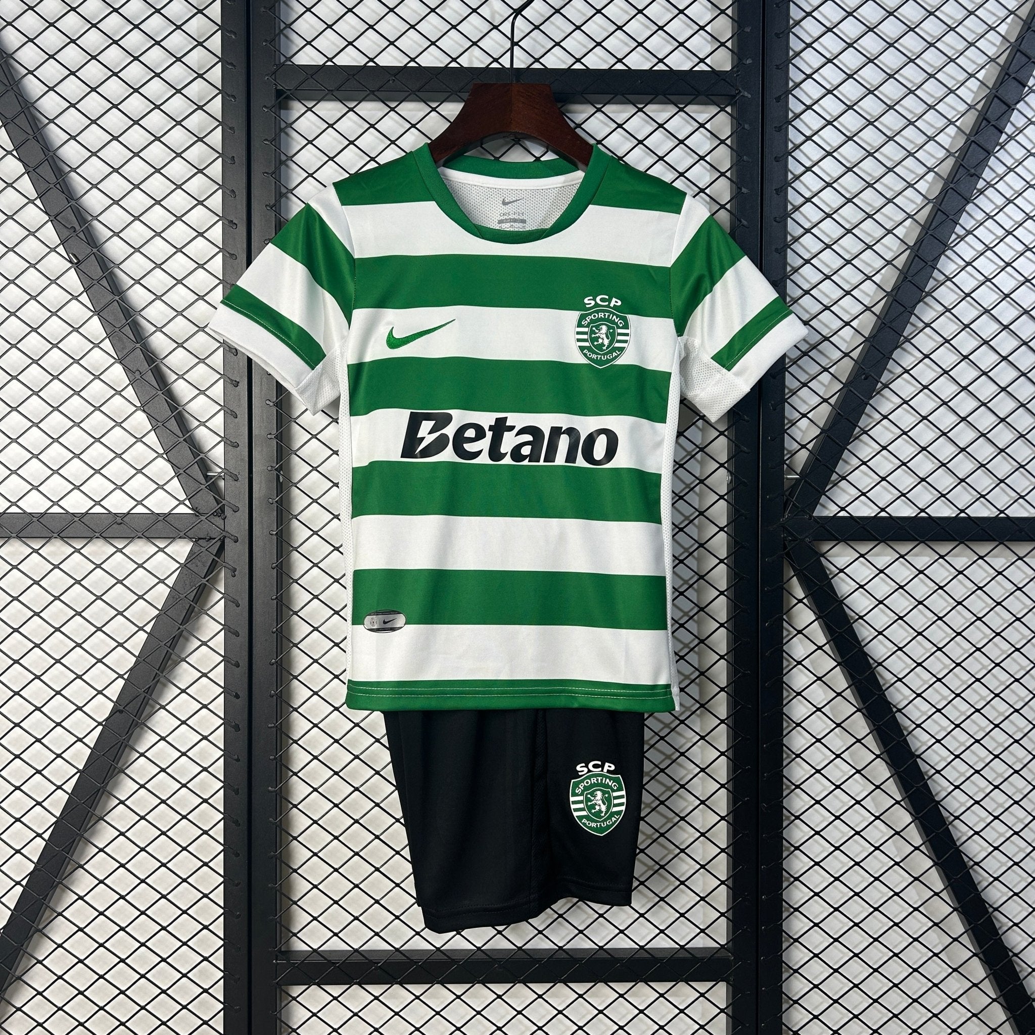 SPORTING LISBOA PRIMERA EQUIPACIÓN 25/26 NIÑOS - Bota de Oro Tienda