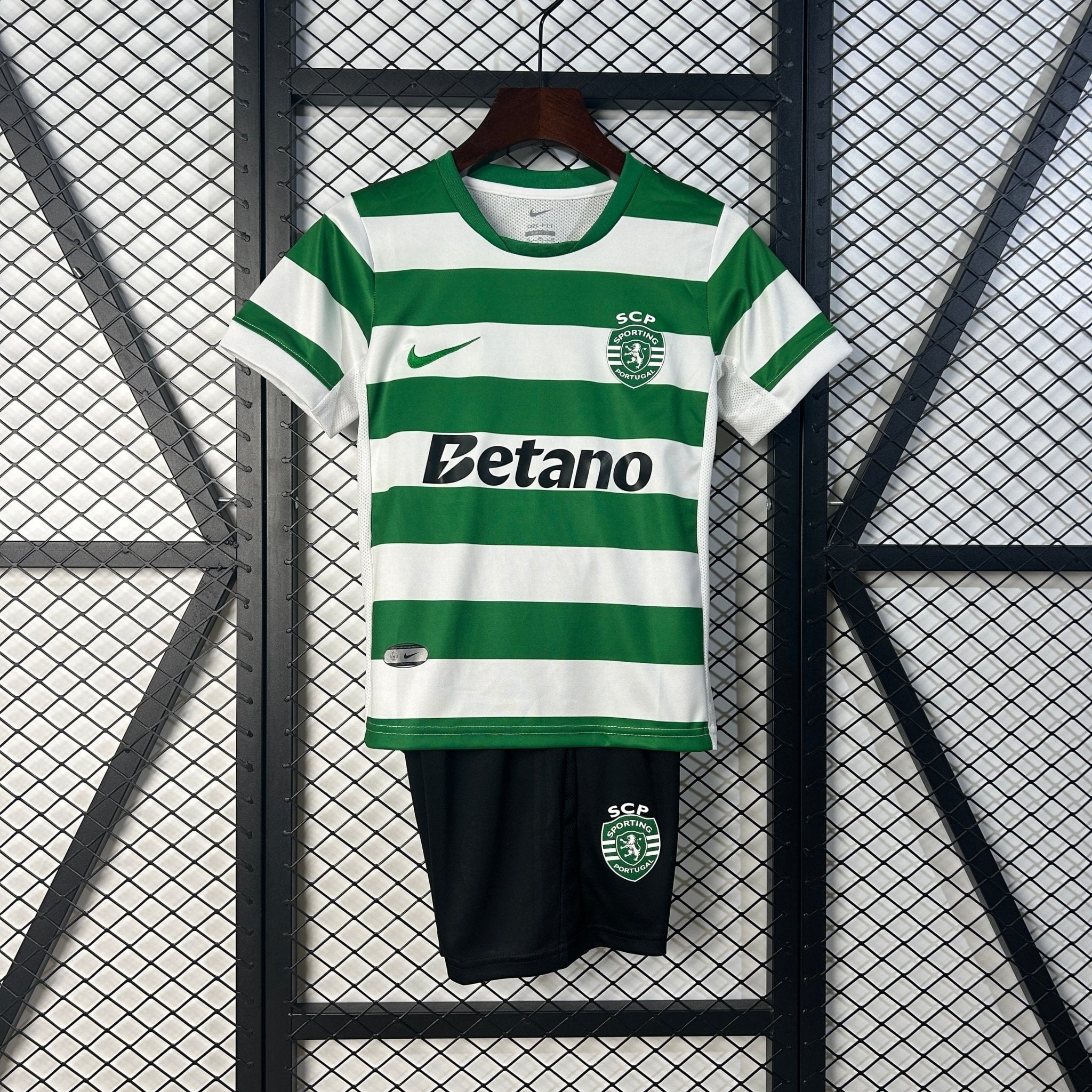 SPORTING LISBOA PRIMERA EQUIPACIÓN 25/26 NIÑOS - Bota de Oro Tienda