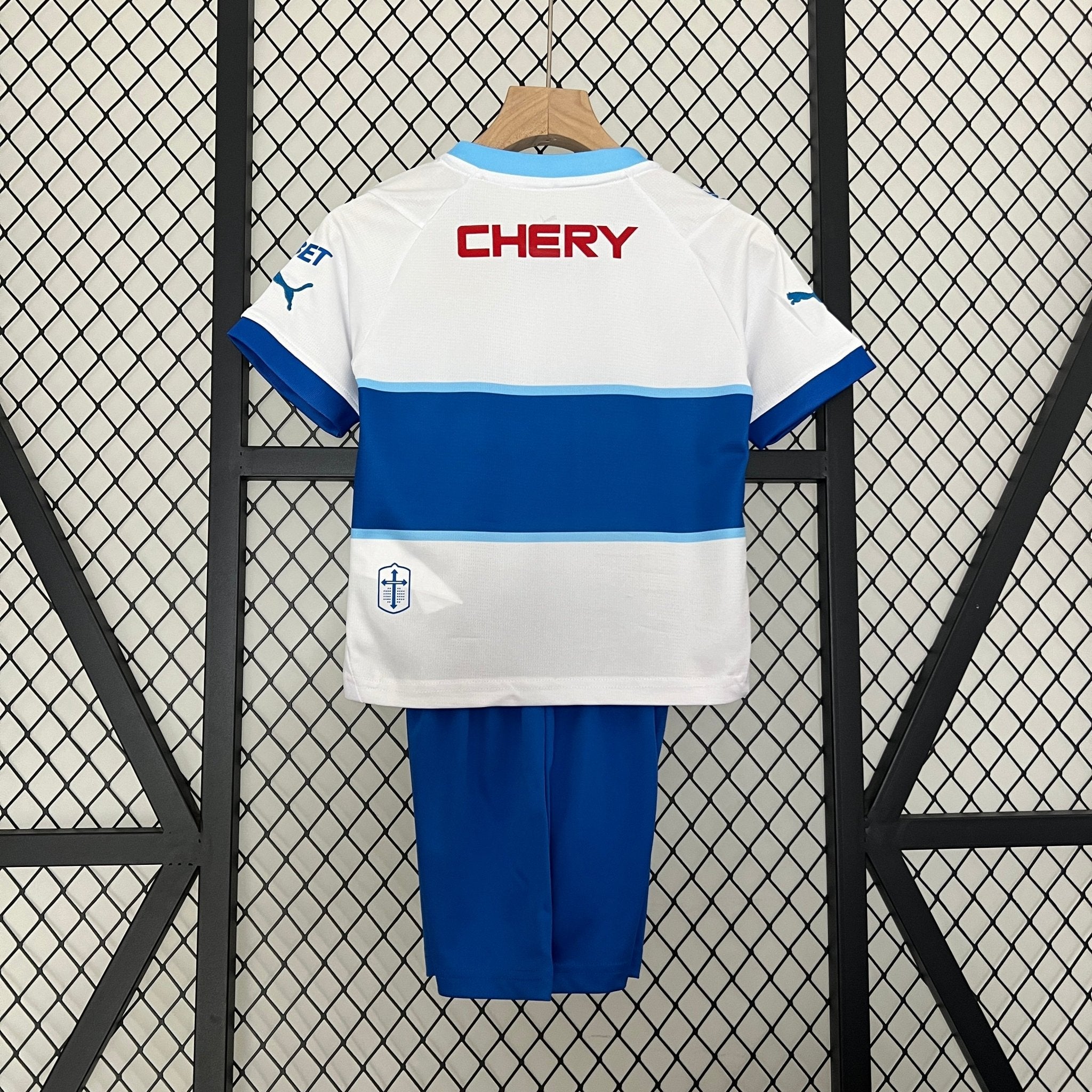 UNIVERSIDAD CATÓLICA I 24/25 CONJUNTO INFANTIL - Bota de Oro Tienda