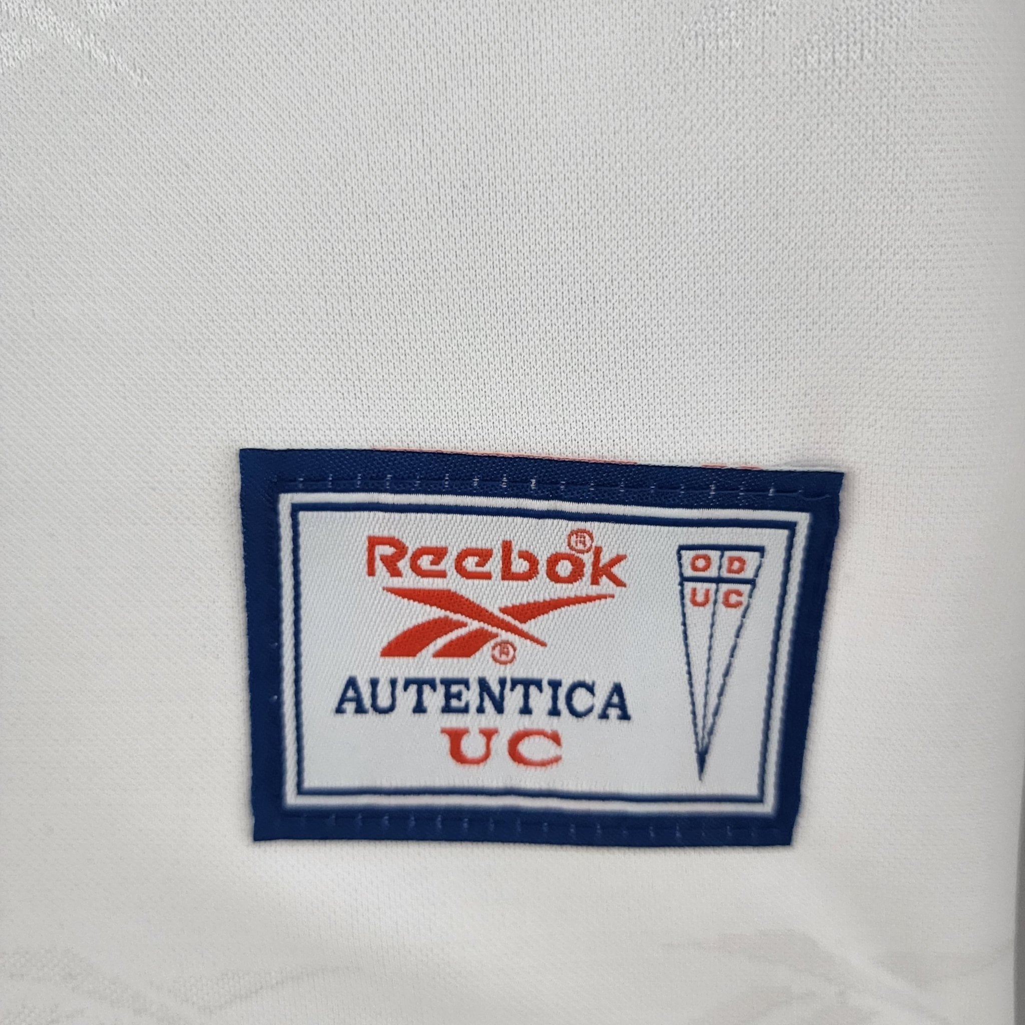UNIVERSIDAD CATÓLICA I 98 MANGA LARGA HOMBRE (RETRO) - Bota de Oro Tienda
