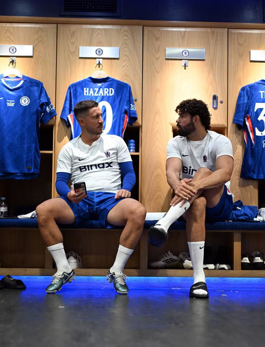 Londres se viste de gala: leyendas del Chelsea y Liverpool se reencuentran en un partido benéfico en Stamford Bridge - Bota de Oro Tienda