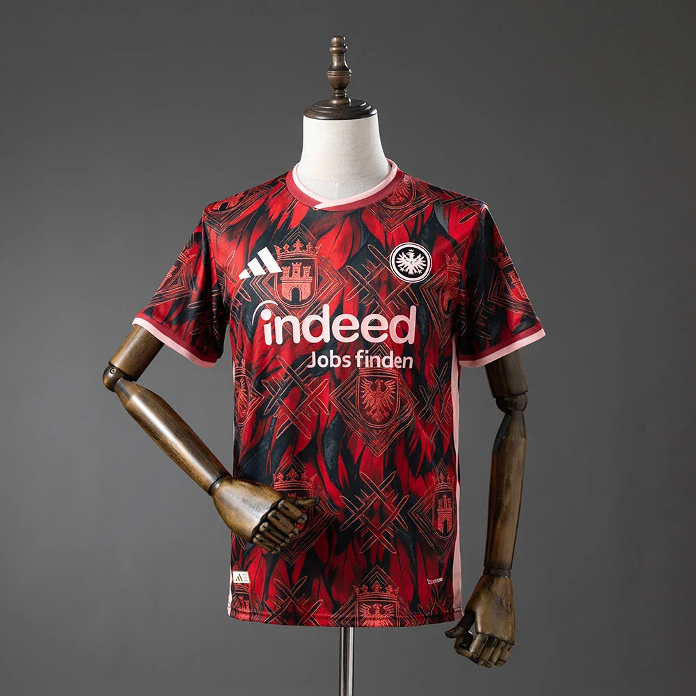 Camiseta especial del Eintracht Frankfurt 26/27 roja y negra con estampado de plumas - vista frontal