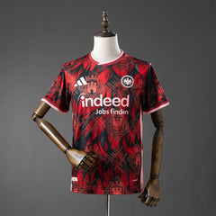 Camiseta especial del Eintracht Frankfurt 26/27 roja y negra con estampado de plumas - vista frontal