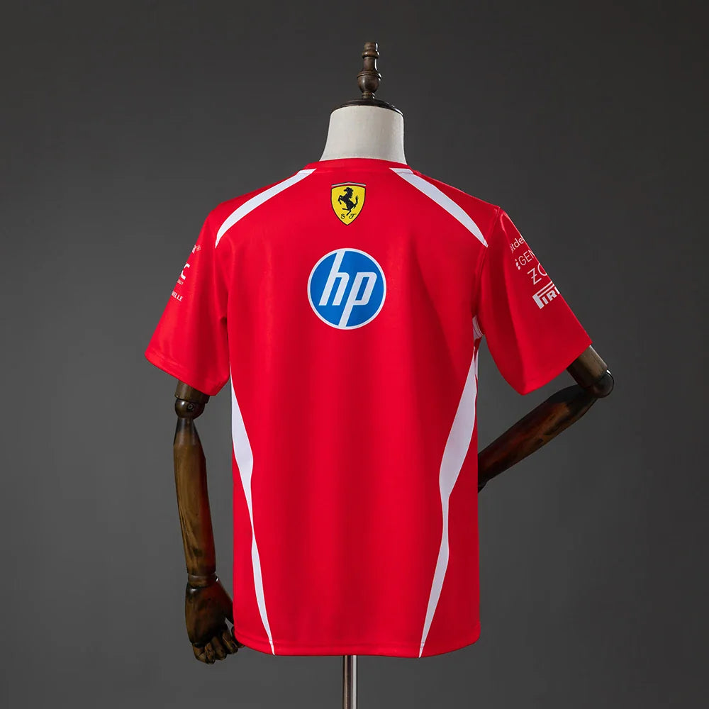 Camiseta roja de la escudería Ferrari 2026 - vista trasera