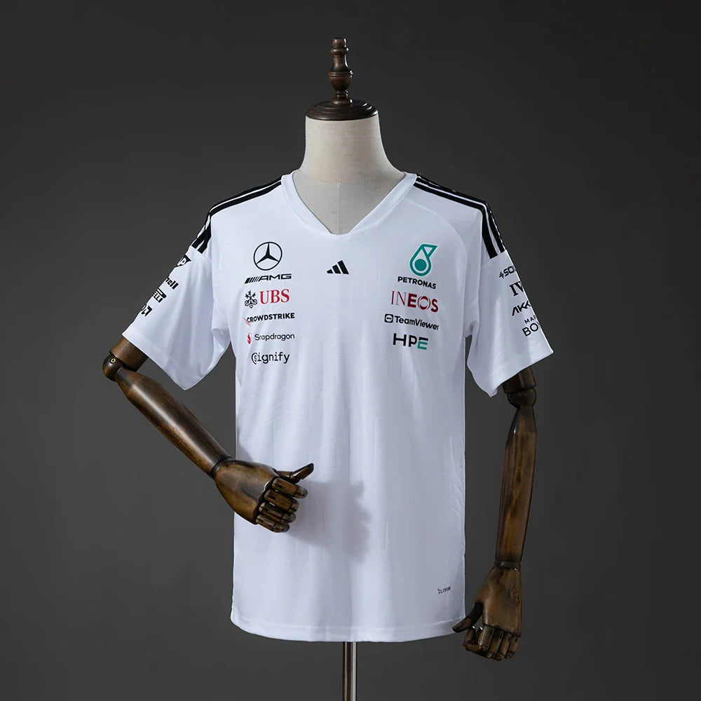 Camiseta blanca de la escudería Mercedes AMG de Fórmula 1 2026 - vista frontal