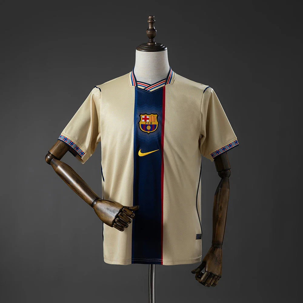 Camiseta del Barcelona edición limitada 26/27 en crema con banda central azul y granate - vista frontal