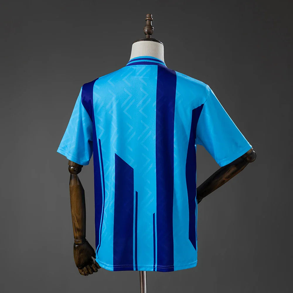 Camiseta retro del Southampton 1993 con la espalda celeste y la franja central - vista trasera