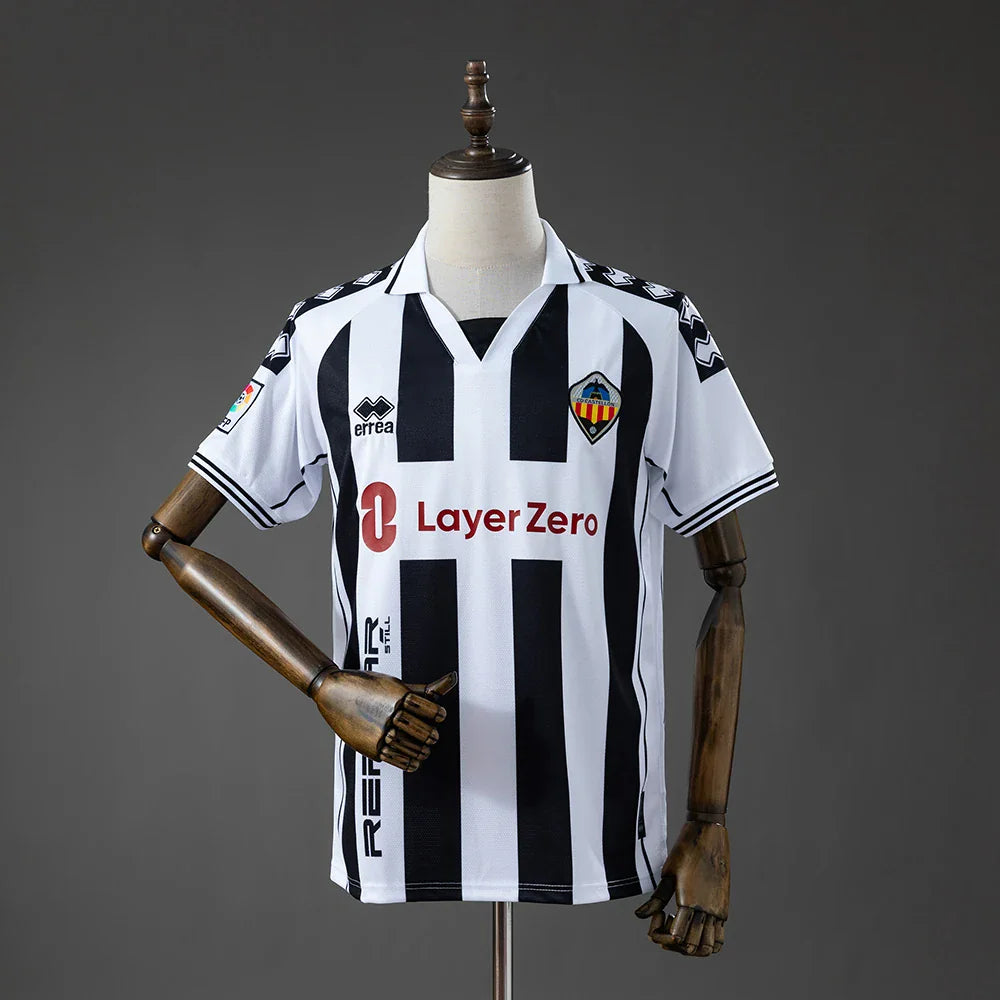 Camiseta del CD Castellón 25/26 de rayas blancas y negras - vista frontal