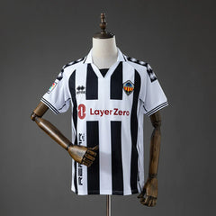 Camiseta del CD Castellón 25/26 de rayas blancas y negras - vista frontal